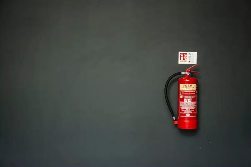 Extincteur mural rouge avec sa signalétique