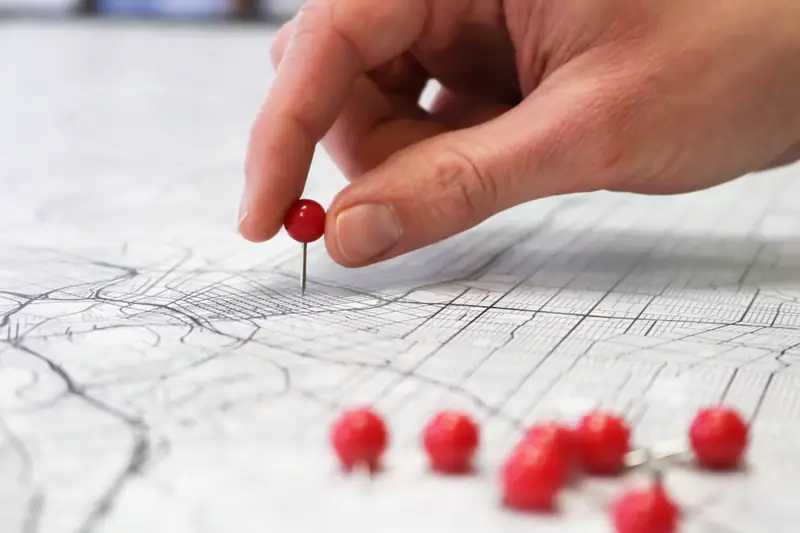 Carte avec des punaises rouges représentant les lieux d'intervention